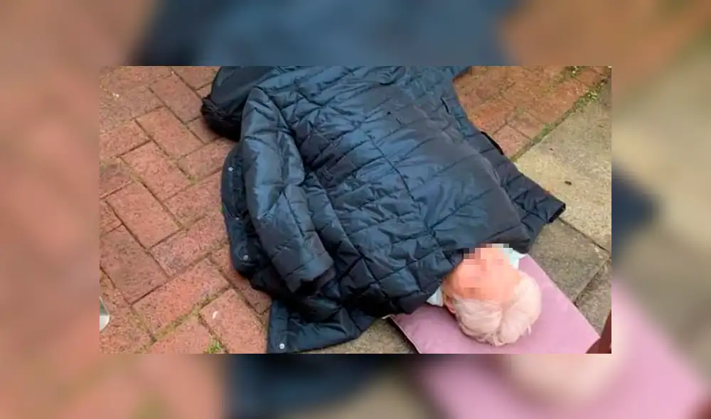 La mujer, quien además sufre de varios problemas de salud, estuvo cubierta con ropa y mantas que sus familiares le ponían mientras la espera de la ambulancia se hacía eterna. La mujer, quien además sufre de varios problemas de salud, estuvo cubierta con ropa y mantas que sus familiares le ponían mientras la espera de la ambulancia se hacía eterna.