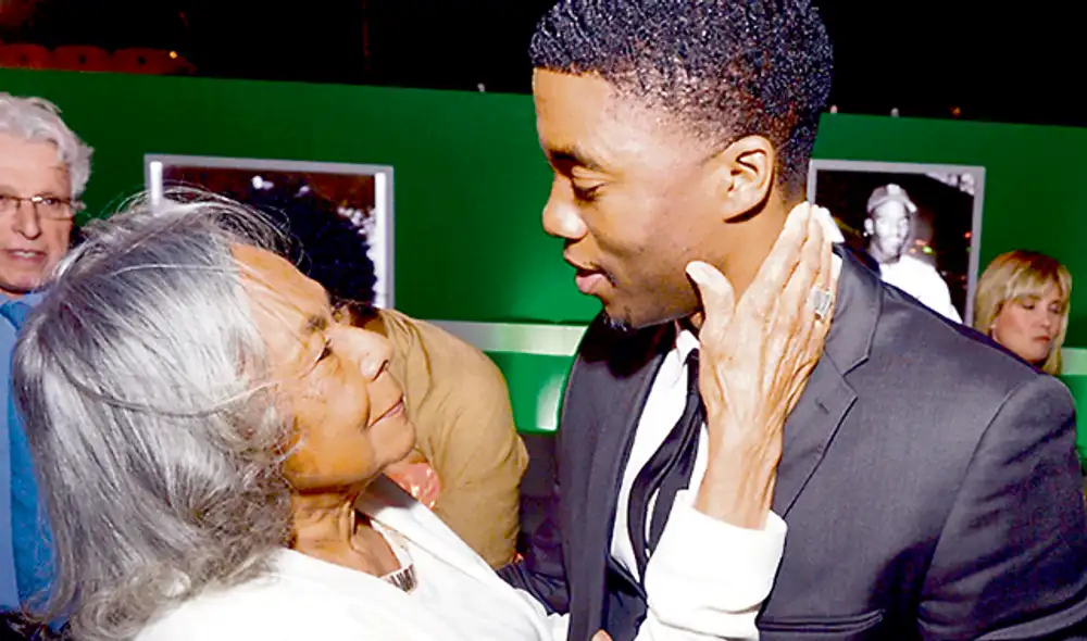 Amor. Junto a Carolyn Boseman, su madre.