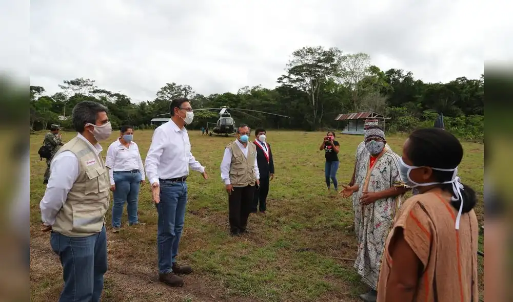 Martín Vizcarra con los representantes de la Federación Nativa del Río Madre de Dios y Afluentes. Foto: Presidencia.