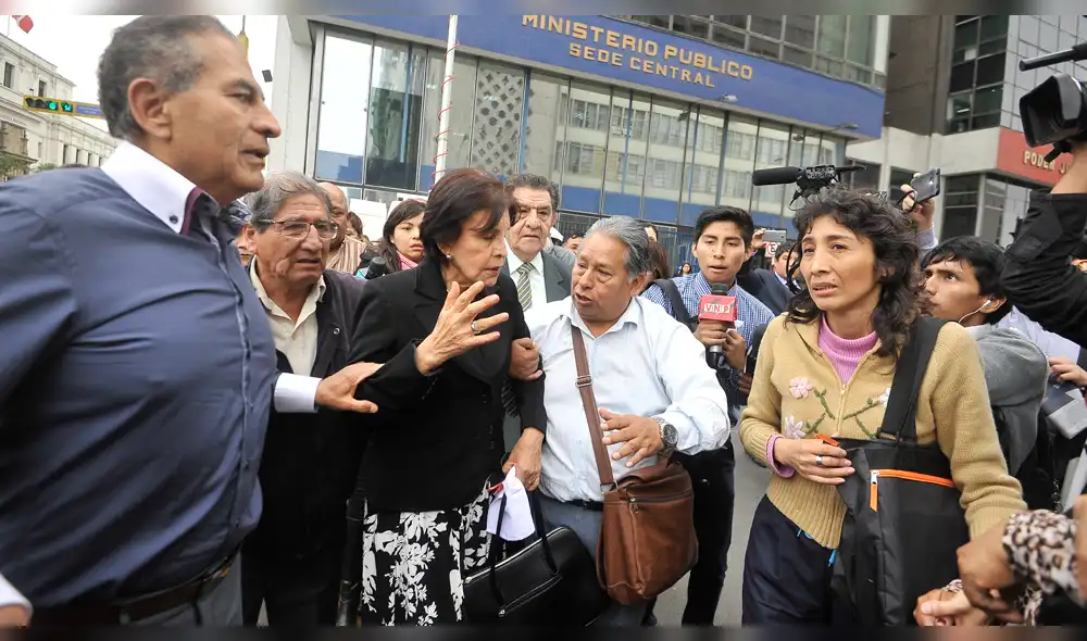 Alan García: Mercedes Cabanillas casi se desmaya tras alboroto de simpatizantes [VIDEO]