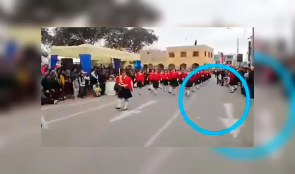 Video es viral en Facebook. La escolar pasó un vergonzoso momento en pleno desfile, luego de que su zapato saliera volando por los aires. Foto: Captura.