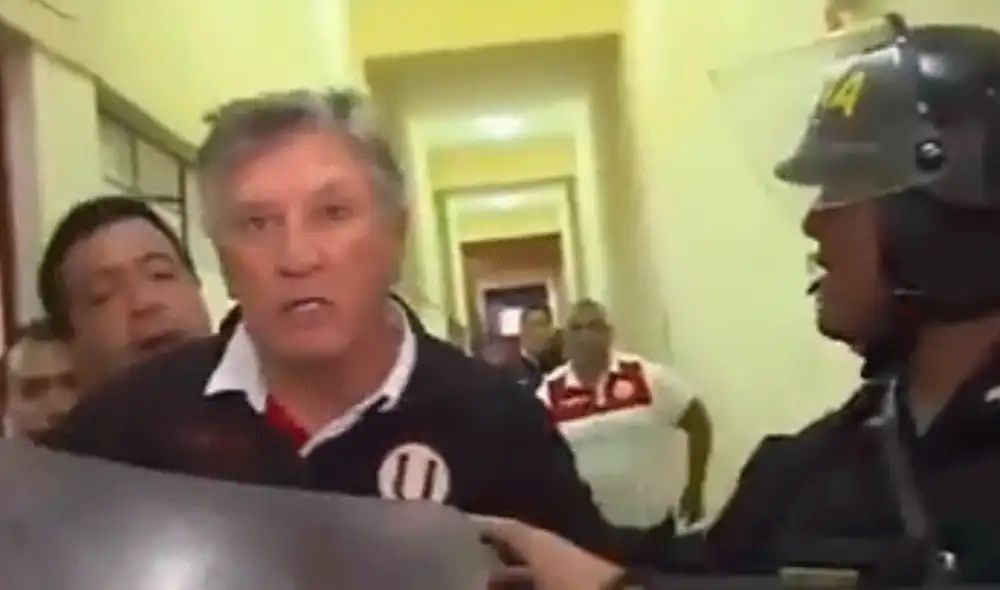 Asistente de Ángel Comizzo pierde los papeles tras el empate de Universitario.
