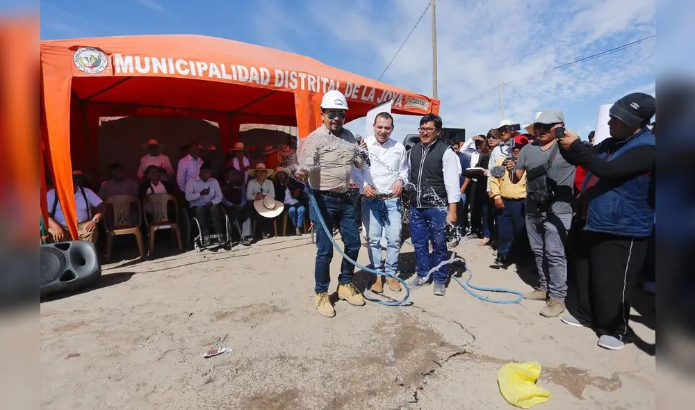Gobernador Elmer Cáceres Llica entregó obra de agua potable en La Joya. Foto: Oswald Charca.