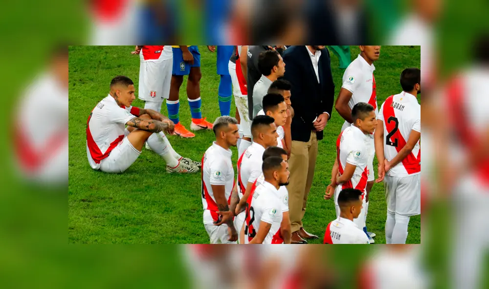 Copa América 2019: Paolo Guerrero es reanimado tras perder la final ante Brasil. Foto: EFE Copa América 2019: Paolo Guerrero es reanimado tras perder la final ante Brasil. Foto: EFE