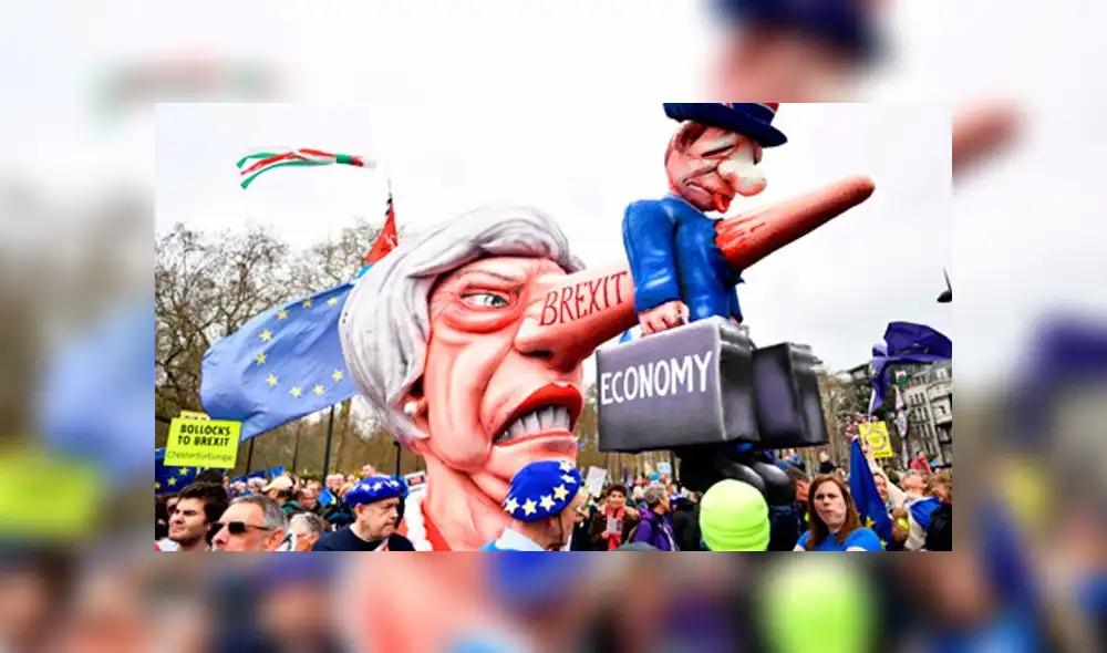 Una Theresa May amenazada mantiene las negociaciones en plena crisis por el Brexit