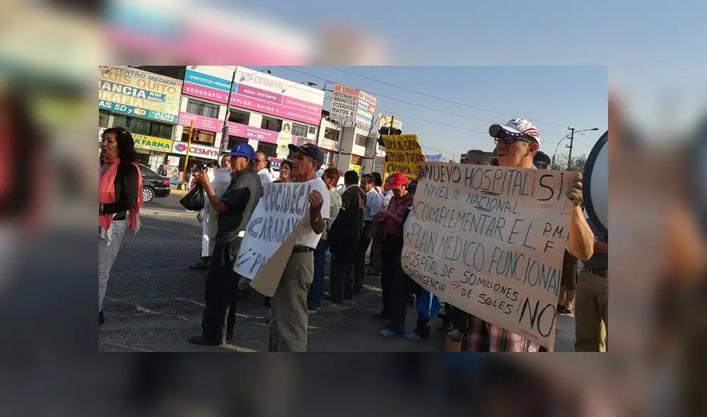 Comas: realizan plantón frente a hospital de Collique [FOTOS Y VIDEO]