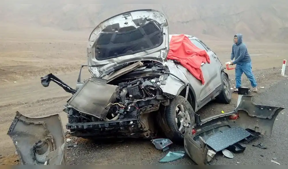 Auto quedó destrozado tras volcar en la Panamericana Norte