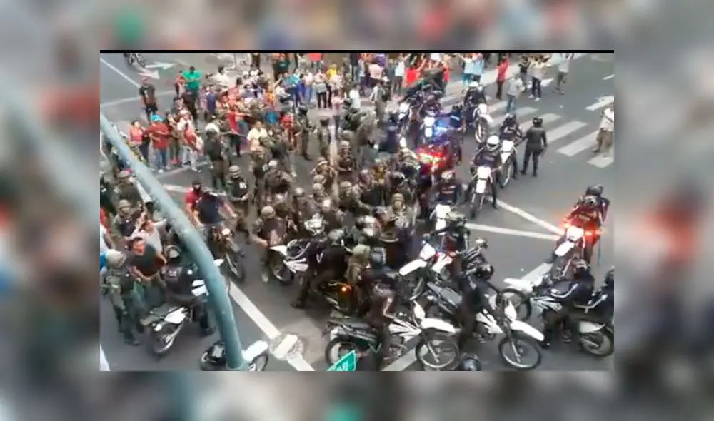 Momento en que militares y policías se enfrentan a golpes y terminan con bombas lacrimógenas. Captura de video / Twitter. Momento en que militares y policías se enfrentan a golpes y terminan con bombas lacrimógenas. Captura de video / Twitter.