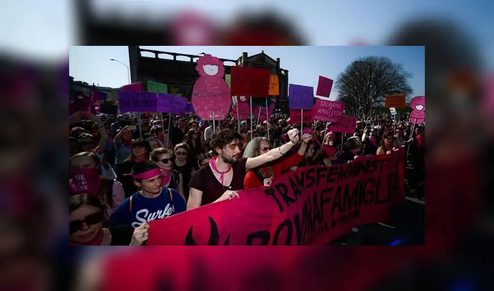Choque entre ultraconservadores y feministas durante marcha 'a favor de la familia' en Italia [FOTOS] 