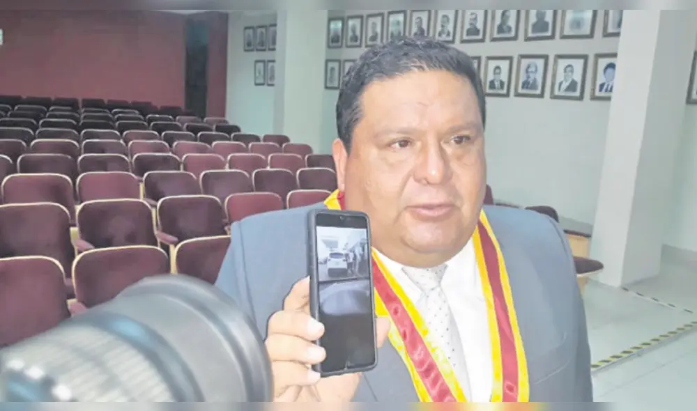 Evidencia. La autoridad municipal mostró un mensaje de texto e imágenes de seguimiento a su persona. Evidencia. La autoridad municipal mostró un mensaje de texto e imágenes de seguimiento a su persona.