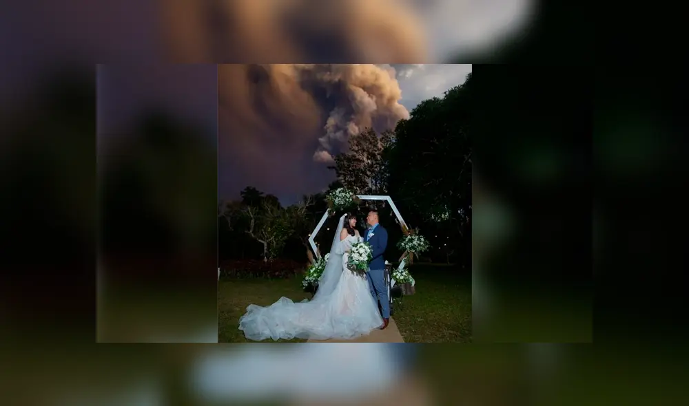 Los invitados estuvieron atentos a las actualizaciones en las redes sociales sobre el estado del volcán durante toda la ceremonia. Los invitados estuvieron atentos a las actualizaciones en las redes sociales sobre el estado del volcán durante toda la ceremonia.