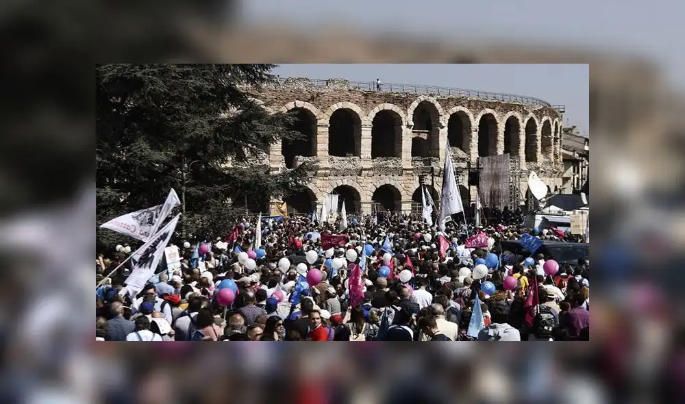 Choque entre ultraconservadores y feministas durante marcha 'a favor de la familia' en Italia [FOTOS] 