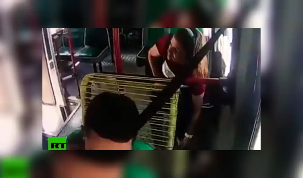 La mujer usó sus pies para quitarle un poco de billetes. Foto: captura