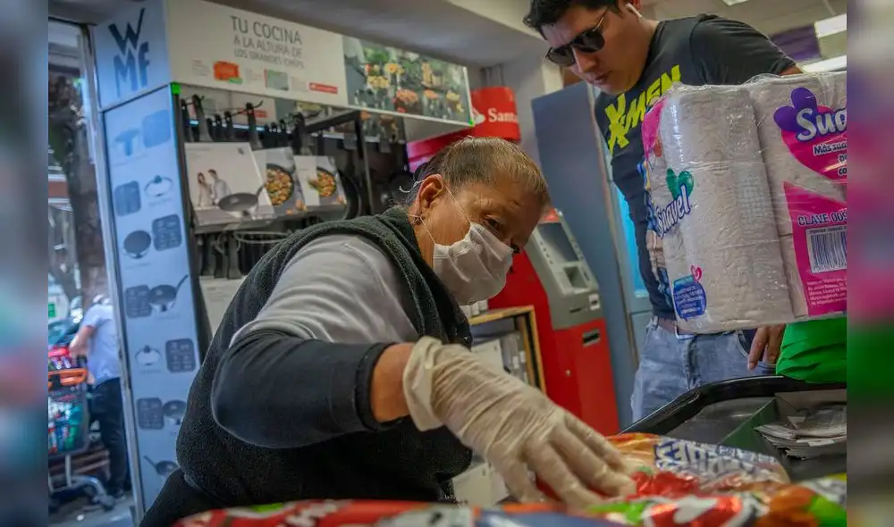 Recién a partir de 65 años, los trabajadores estarán dentro del grupo de riesgo por la COVID-19. Foto: El País