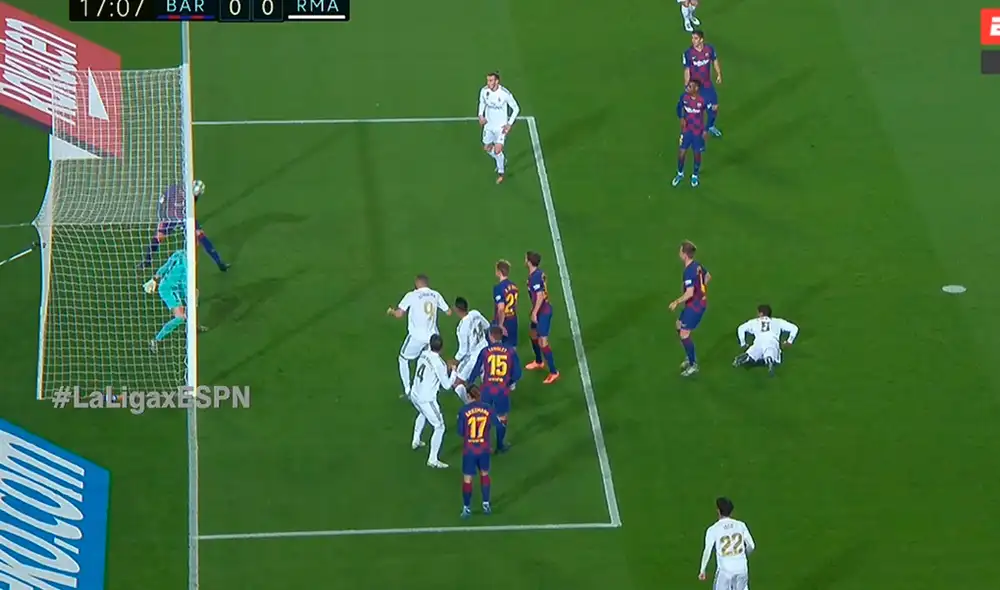 Gerard Piqué evitó el gol de Casemiro en el clásico español entre FC Barcelona y Real Madrid. | Foto: ESPN 2