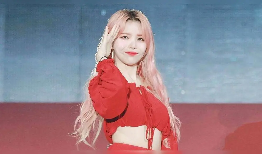 Desliza para ver más fotos de Solar de MAMAMOO. Desliza para ver más fotos de Solar de MAMAMOO.
