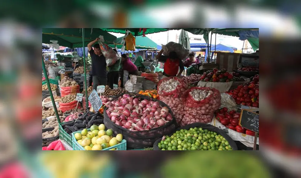 Según los comerciantes, los clientes llevan más kilos de los acostumbrados. Foto: La República. Según los comerciantes, los clientes llevan más kilos de los acostumbrados. Foto: La República.