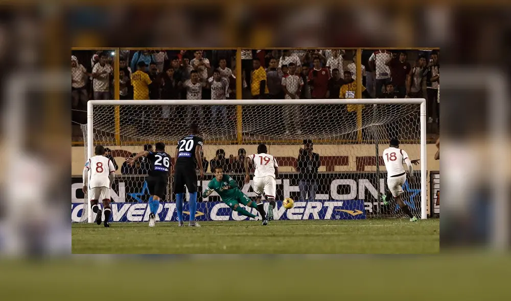 Leao Butrón atajándole un penal a Universitario en el Monumental. Leao Butrón atajándole un penal a Universitario en el Monumental.
