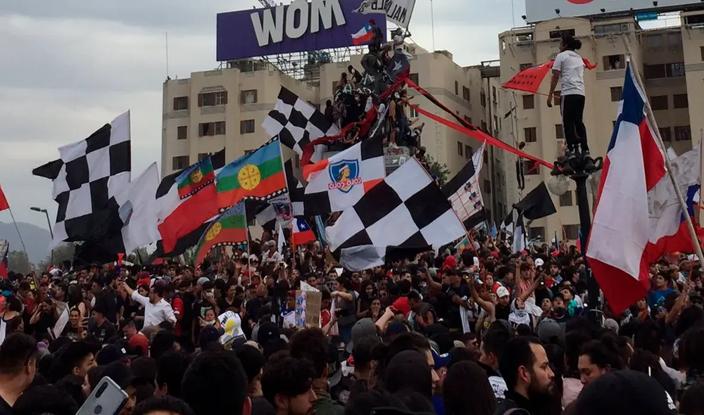 La bandera de Alianza Lima estuvo presente junto con la de Colo Colo en la marcha más grande en la historia de Chile. | Foto: @ccabalin La bandera de Alianza Lima estuvo presente junto con la de Colo Colo en la marcha más grande en la historia de Chile. | Foto: @ccabalin