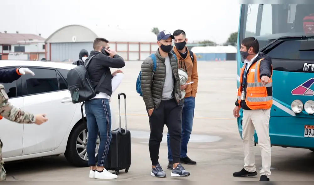 Jugadores uruguayos de Alianza Lima y Universitario están de regreso, llegaron en vuelo humanitario. Foto: Antonio Melgarejo/La República