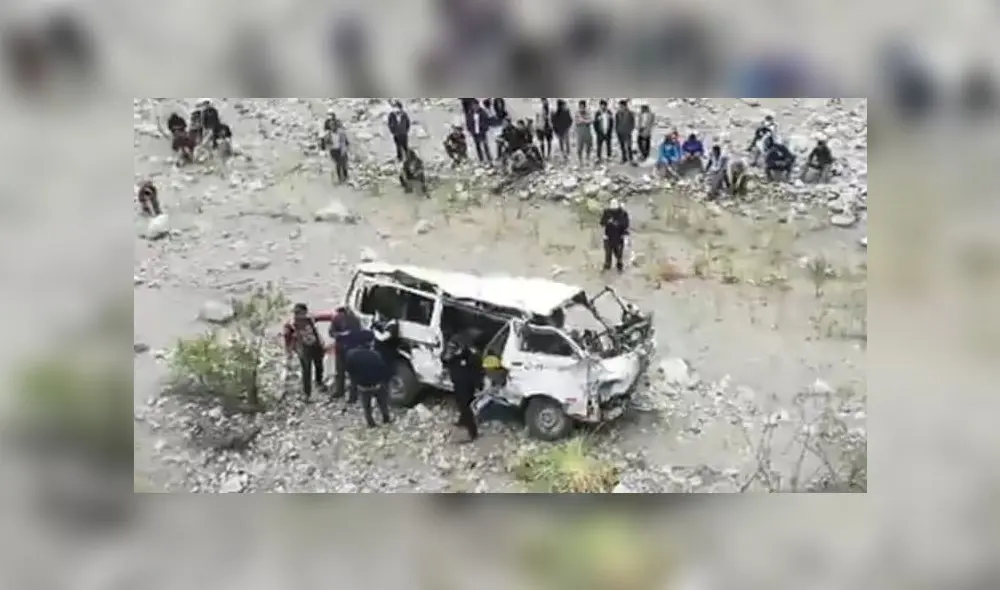 La combi que inservible en el fondo del abismo.