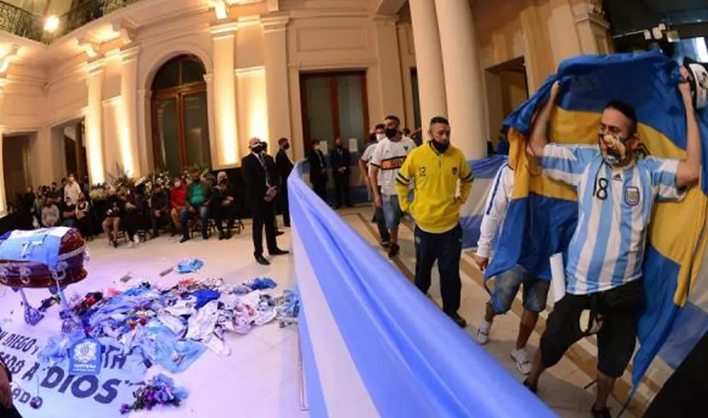 Cientos de hinchas acuden al velatorio de Diego Armando Maradona. Foto: EFE