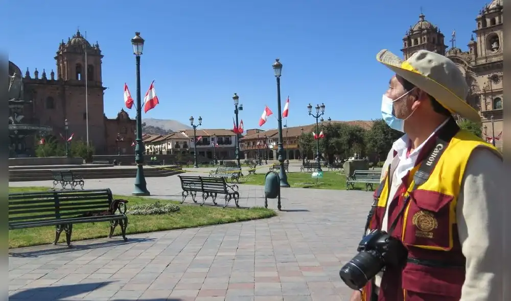 En su primer día de trabajo, don Juan Quispe no logró encontrar clientes en la turística plaza de Cusco. En su primer día de trabajo, don Juan Quispe no logró encontrar clientes en la turística plaza de Cusco.