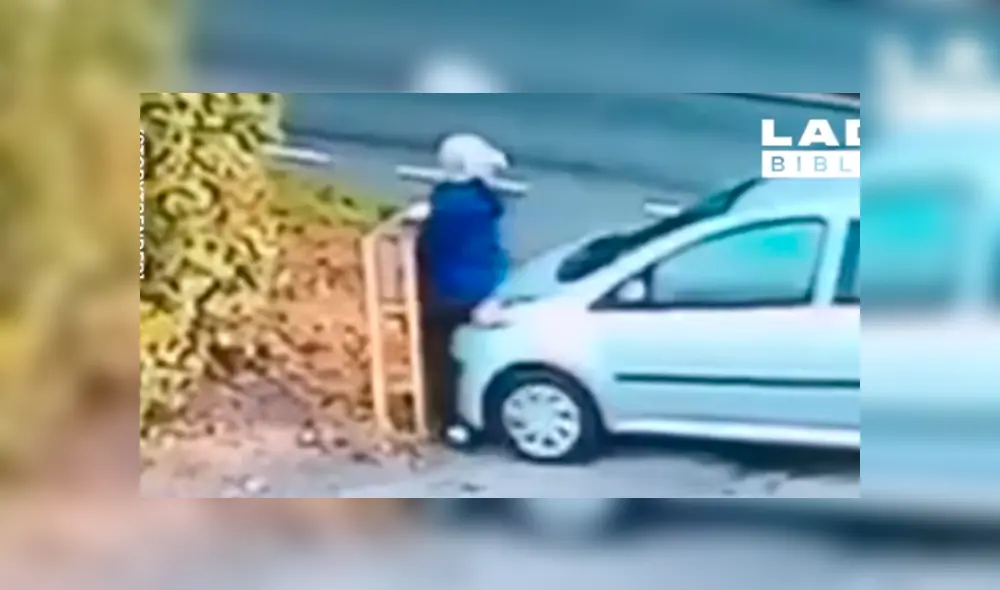 La señora olvidó poner el freno de mano y sufrió las consecuencias. Vía Facebook Foto: LadBible La señora olvidó poner el freno de mano y sufrió las consecuencias. Vía Facebook Foto: LadBible