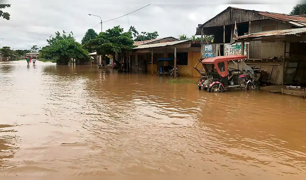 Poblados de la selva y la sierra incomunicados por desborde de ríos y huaicos Poblados de la selva y la sierra incomunicados por desborde de ríos y huaicos