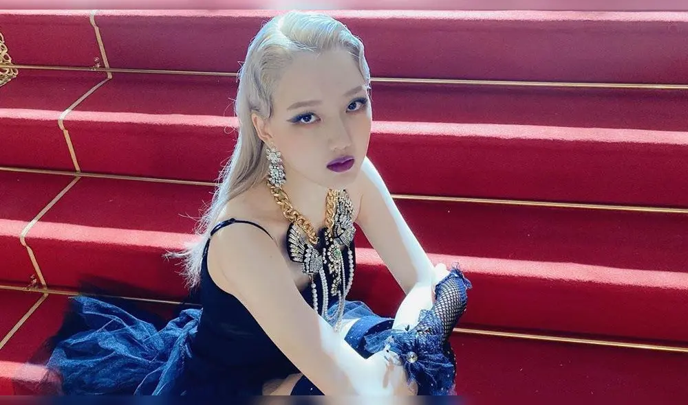 Sobre Yerin de GFRIEND. Créditos: Source Music