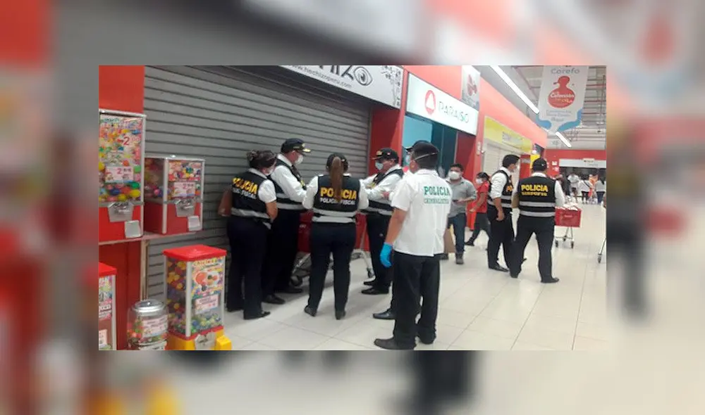 Peritos durante el operativo en Plaza Vea de Chorrillos. Foto: PNP Peritos durante el operativo en Plaza Vea de Chorrillos. Foto: PNP