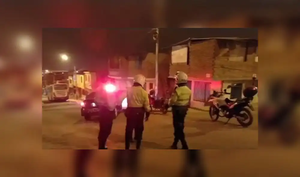 Policías llegaron a la escena para iniciar las investigaciones del caso. (Foto: Captura de video / América Noticias)