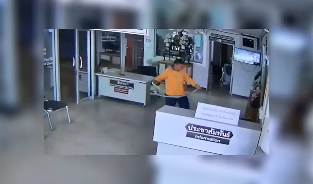 YouTube viral: serpiente ingresa a estación de policía e intenta devorar a detenido [VIDEO]