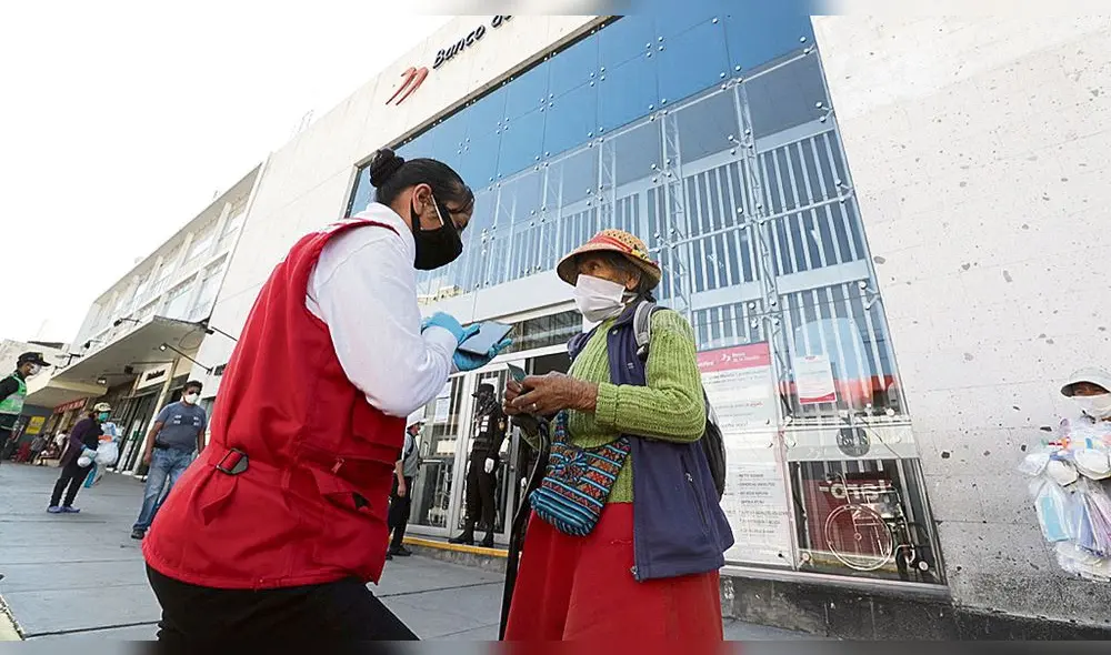 PRESENTES. Personas acudieron a cobrar su bono a agencias bancarias. No todos tuvieron suerte. PRESENTES. Personas acudieron a cobrar su bono a agencias bancarias. No todos tuvieron suerte.