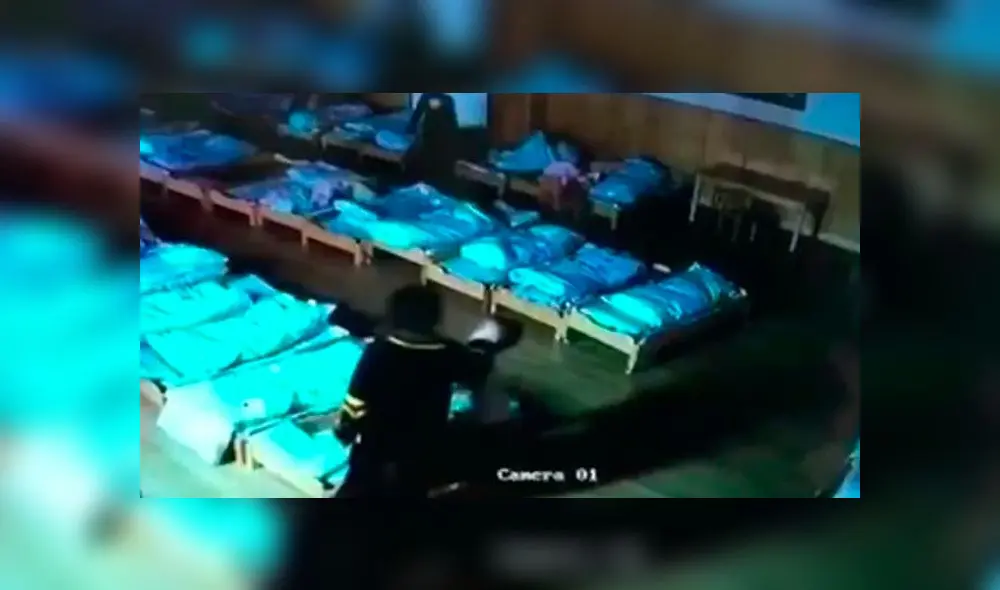 Profesora de jardín arroja al suelo a niño que dormía la siesta [VIDEO]