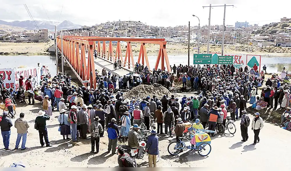 Puno: Ilave bloqueó puente en paro contra alcalde Apaza