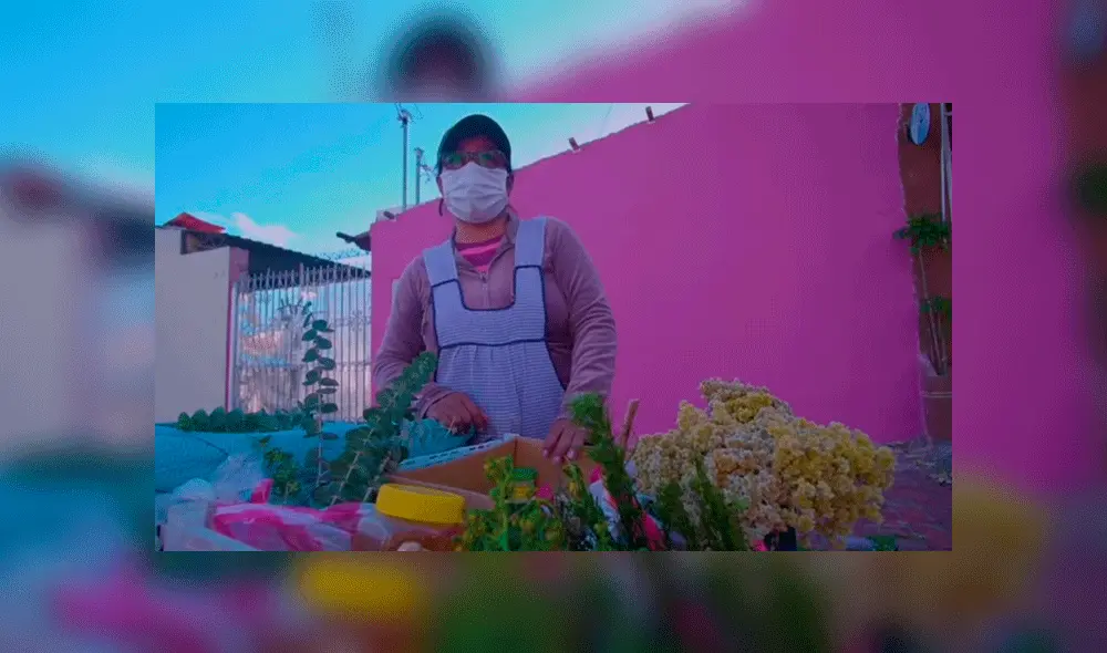 La mujer ofrece sus productos como plantas y como remedios caseros. Foto: captura Efe. La mujer ofrece sus productos como plantas y como remedios caseros. Foto: captura Efe.