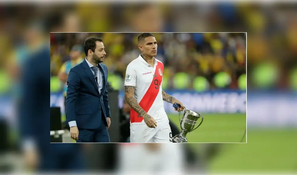 Paolo Guerrero fue el encargado de recibir la Copa Bolivia. Se la entregó a un asistente. Foto: AP