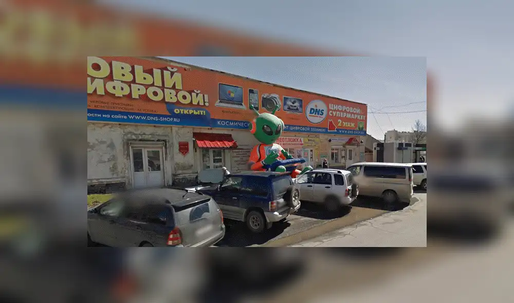 Google Maps: recorre calle en Rusia y descubre un gigantesco muñeco de alien [FOTOS]