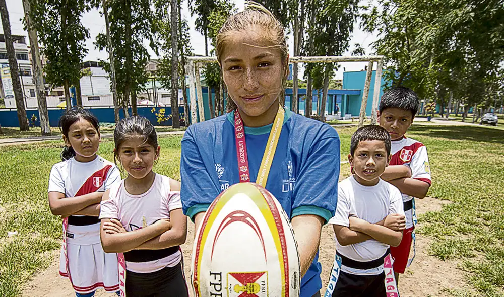 Nayeli Sánchez, jugadora profesional y profesora de rugby, con alumnos. Foto: John Reyes.