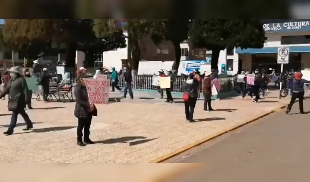 Padres marcharon por plaza de Juliaca.