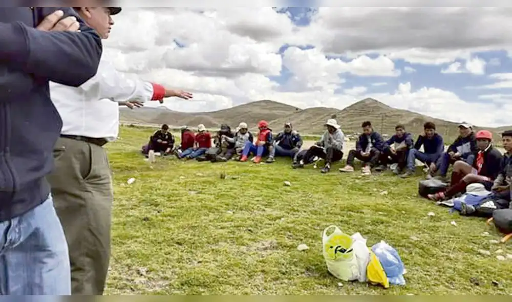 Prueba. Iruri fue fotografiado entregando camisetas. Prueba. Iruri fue fotografiado entregando camisetas.