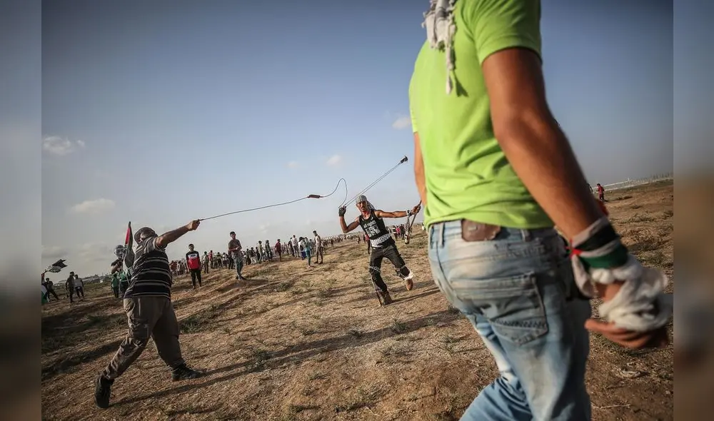 Gaza Strip (---), 12/07/2019.- Protesters hurl stones with slingshots near the border between Israel and the Gaza Strip, in the eastern Gaza Strip, 12 July 2019. (Protestas) EFE/EPA/MOHAMMED SABER Gaza Strip (---), 12/07/2019.- Protesters hurl stones with slingshots near the border between Israel and the Gaza Strip, in the eastern Gaza Strip, 12 July 2019. (Protestas) EFE/EPA/MOHAMMED SABER
