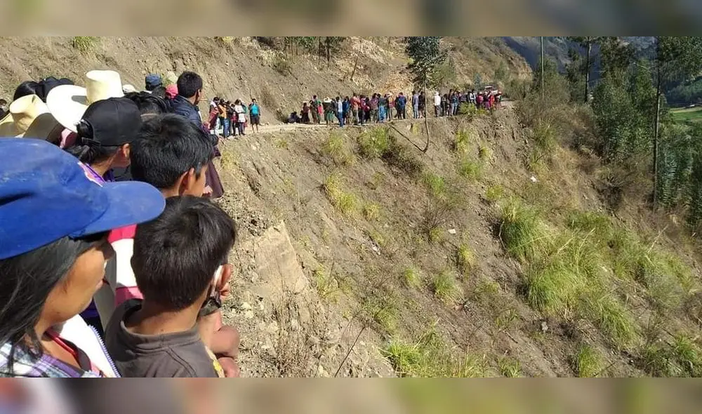 La población viene ayudando en las labores de rescate. La población viene ayudando en las labores de rescate.
