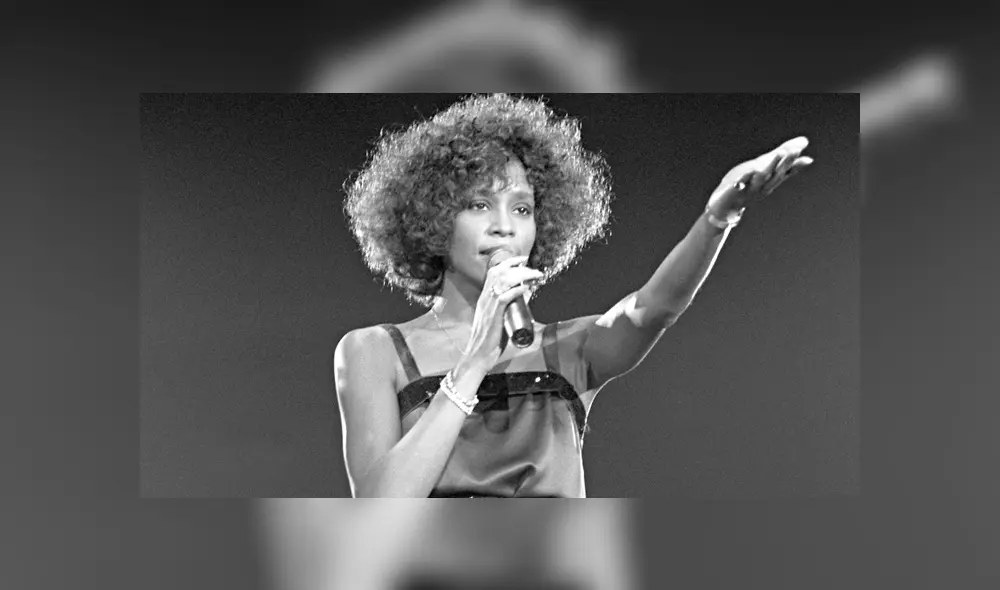 Facebook viral: Mujer canta tema de Whitney Houston' en salón de belleza y deja a todos impactados