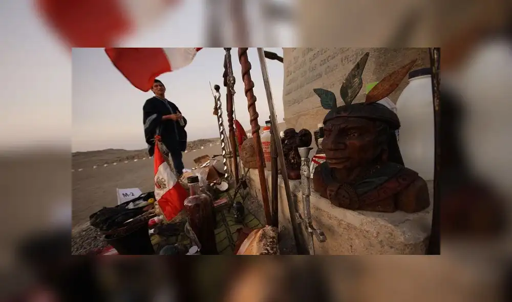El curandero hizo un preparado de hierbas para curar la enfermedad de su hija. Foto: Referencial / Andina El curandero hizo un preparado de hierbas para curar la enfermedad de su hija. Foto: Referencial / Andina
