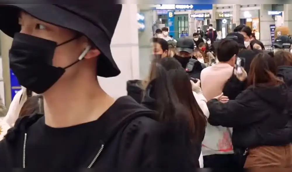 Los fanáticos de SF9 son criticados por asistir en multitud al aeropuerto y abalanzarse sobre los artistas. Los fanáticos de SF9 son criticados por asistir en multitud al aeropuerto y abalanzarse sobre los artistas.