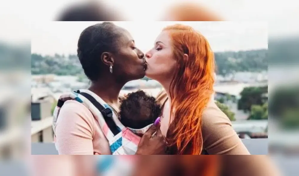 Este matrimonio de tres quiere tener más hijos y aseguran que el poliamor es la mejor opción. Foto: Difusión.