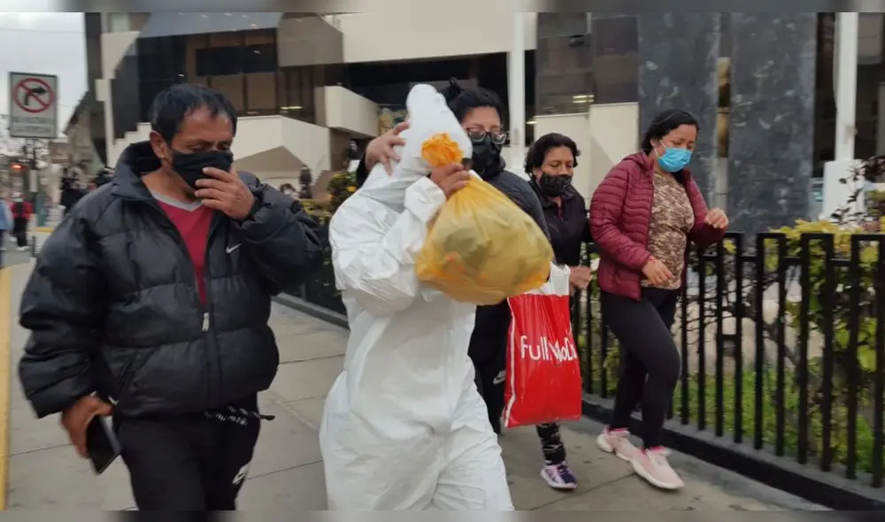 Hombres y mujeres empezaron a abandonar la sede de la Dirincri al promediar las 5 de la tarde. (Foto: Johann Klug / URPI - GLR)