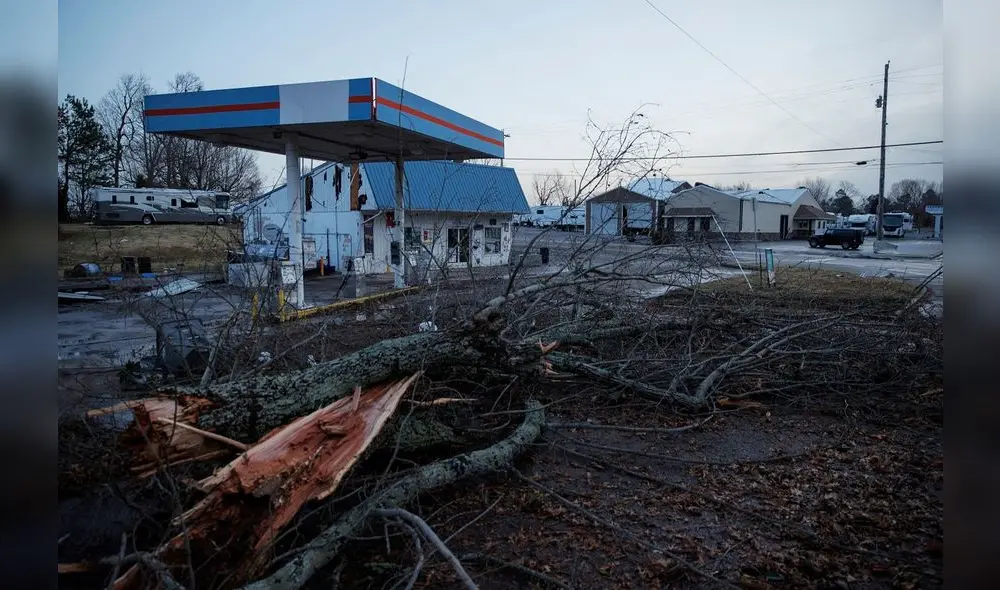 Vista general de negocios dañados por tornados el 11 de diciembre de 2021 en Mayfield, Kentucky.  Foto: AFP